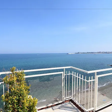 Nina Couette-café Giardini-Naxos